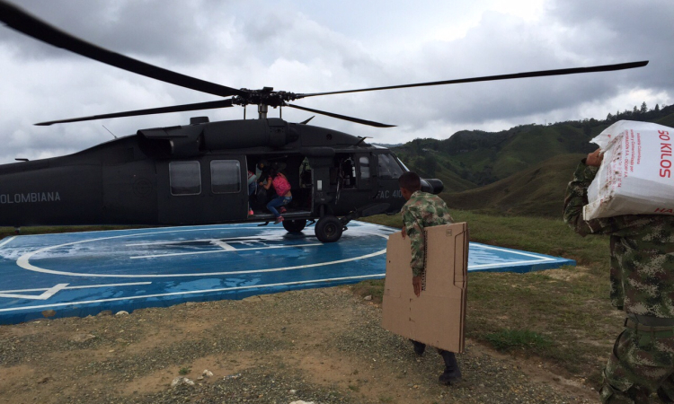La Force Aérienne transporte le matériel et les fonctionnaires pour les élections