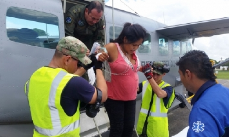 Mujer indígena de 18 años embarazada en delicado estado de salud es trasladada por la Fuerza Aérea