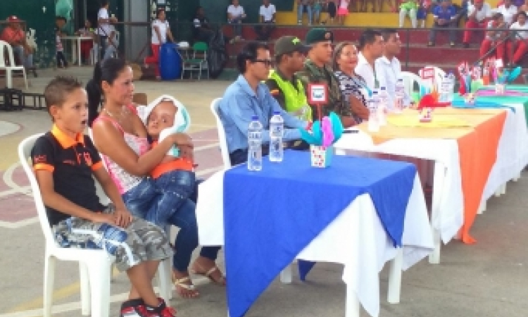 Fuerza Aérea entrega silla de ruedas a niño con hidrocefalia