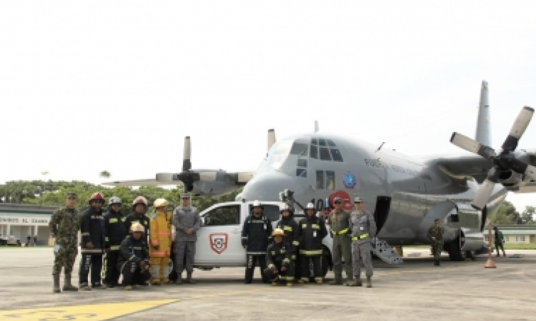 Fuerza Aérea Colombiana transporta nuevo carro de bomberos para Leticia