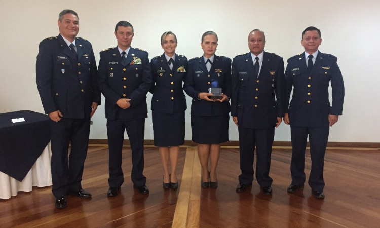 Fuerza Aérea entrega Premio "Alas de Esperanza".