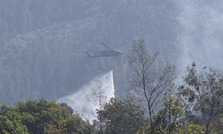 Apoyo aéreo, esencial para controlar las llamas en los cerros de Bogotá 