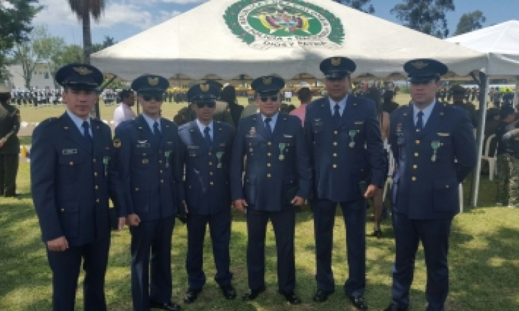 La tripulación del helicóptero UH-60 Black Hawk tipo Ángel del Comando Aéreo de Combate No. 7 y la Escuela Militar de Aviación “Marco Fidel Suárez” de la Fuerza Aérea Colombiana, recibieron un reconocimiento por su loable labor de salvar vidas mediante misiones de traslados y evacuaciones aeromédicas en el sur occidente del país, por parte de la Policía Nacional en el Campo de Ceremonias del Comando PONAL en Popayán - Cauca.