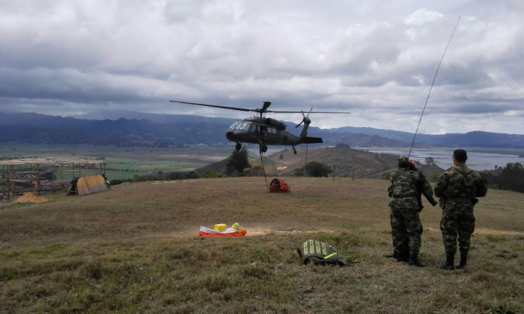 Fuerza Aérea apoya extinción de incendios en Guachetá, Cundinamarca