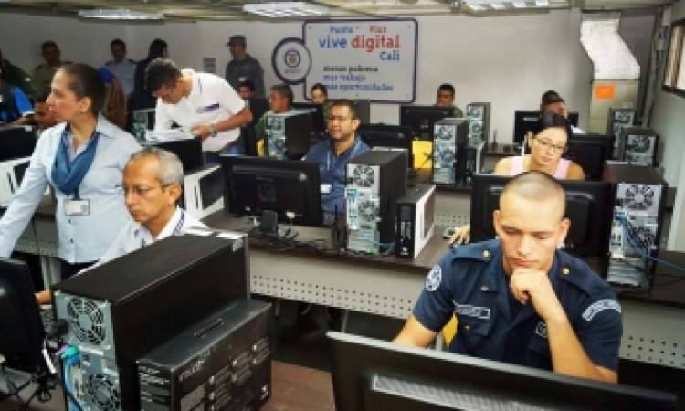 La "Caravana Vive Digital" del MinTIC llegó la Escuela Militar de Aviación en Cali