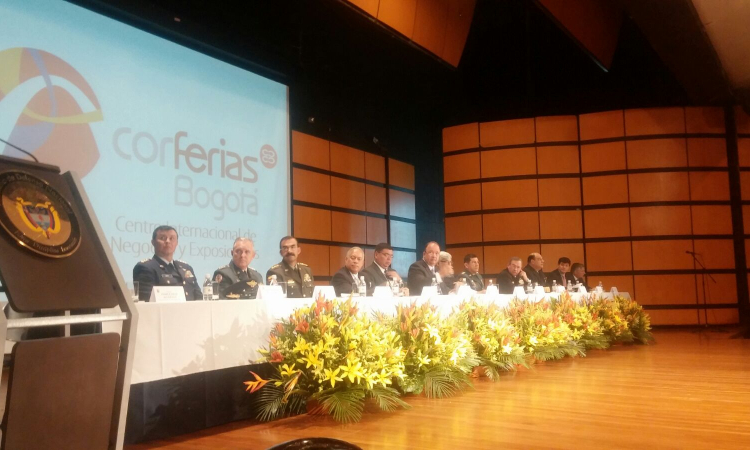 Comandante de la FAC en Expodefensa