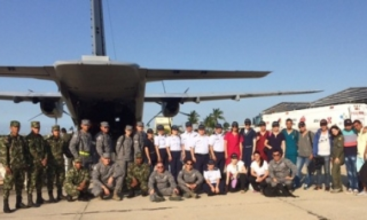 Hasta los límite más apartados de Colombia en la alta guajira, La Fuerza Aérea Colombiana logra extender su alas de esperanza llevando ayuda humanitaria víveres y salud a los indígenas Wayuú logrando atender a más de 500 personas durante este pasado 07 de noviembre en La flor de La guajira