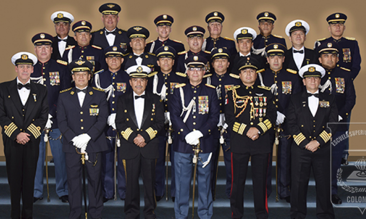 Les officiers de la Force Aérienne Colombienne culminent le Cours de Hauts Études Militaires -CAEM