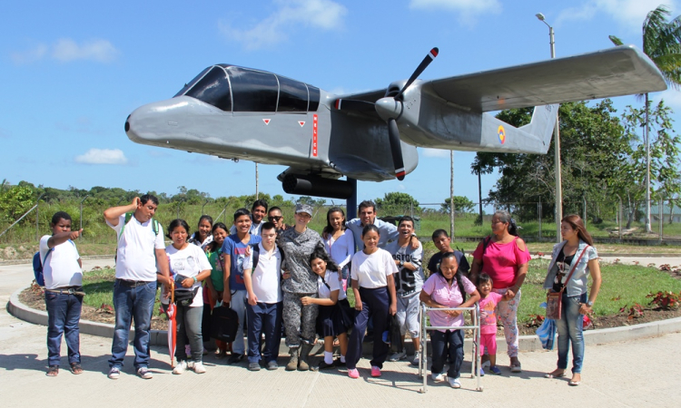 Niños del Centro de Educación Especial de Leticia fueron pilotos por un día