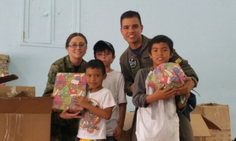 Niños Pilotos por Un Día recibieron regalos de navidad