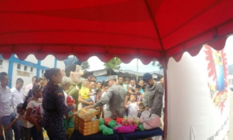 Fuerza Aérea, Ejército Nacional, Inpec y la Fundación “Lejos de Casa” celebraron la navidad junto al pueblo metense