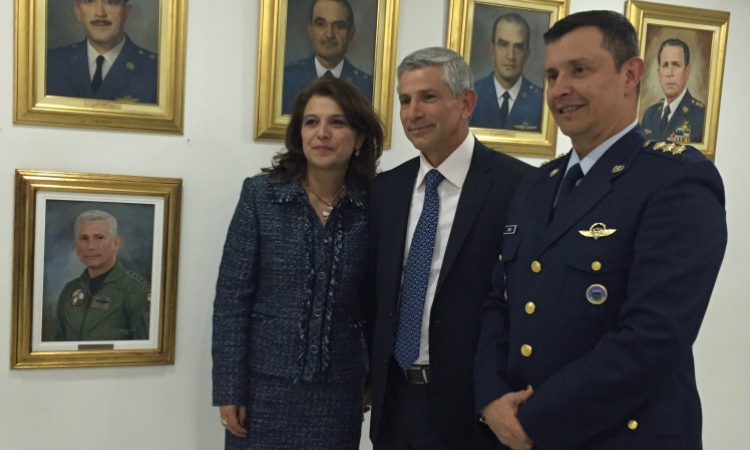 Dévoilement du tableau de l’ex-commandant de la Force Aérienne Colombienne