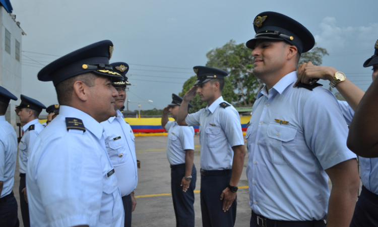 Oficiales de la Fuerza Aérea ascienden en el sur del país 