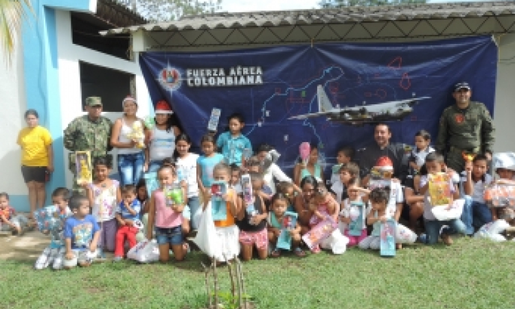 Aeronaves de la fuerza aérea llegan cargadas de regalos a Guacacias- Vichada