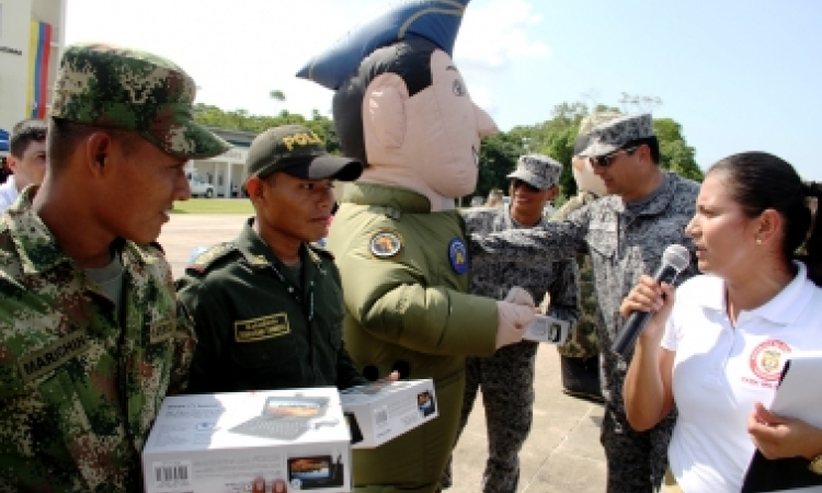 Presidencia de la República entrega regalos de navidad a militares y policías en el Amazonas.