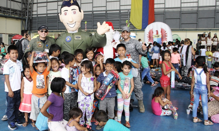 Fuerza Aérea Colombiana adelanta la navidad a más de 500 niños de comunidades indígenas del Amazonas