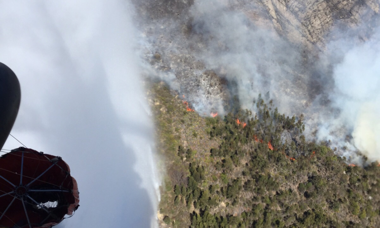 Force Aérienne Colombienne soutient des efforts de lutte contre l’incendie à Raquira