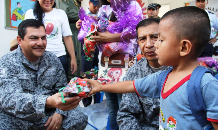 Grupo Aéreo del Amazonas entregó regalos de navidad a niños indígenas de Leticia