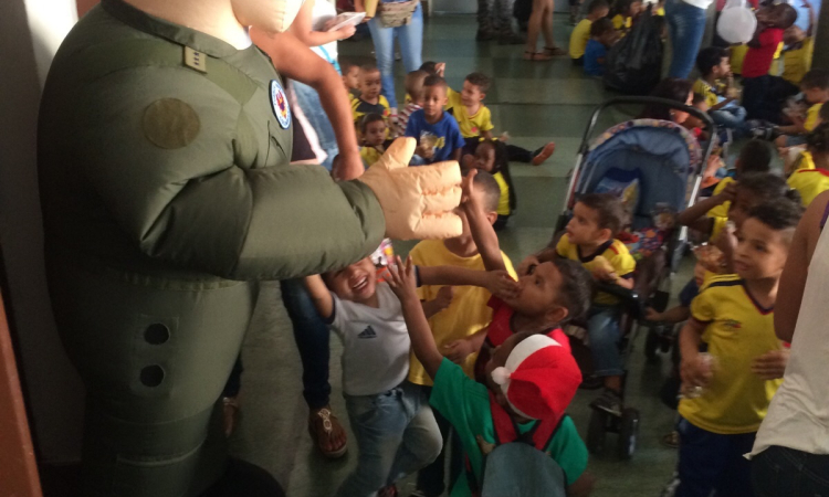 Fuerza Aérea Colombiana adelanta la navidad a niños y niñas de Cali