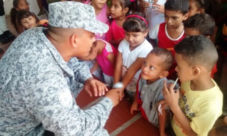  Las alas de la Fuerza Aérea Colombiana llevaron regalos a Caracolí en Malambo