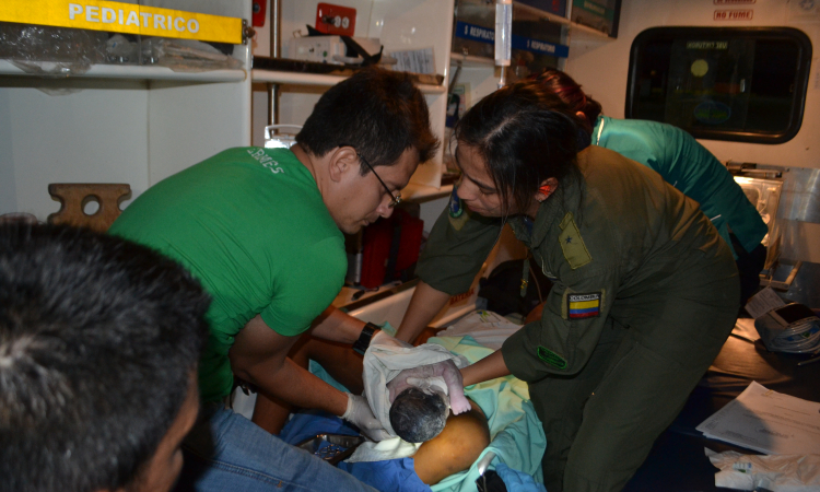 Fuerza Aérea evacuó de urgencia a madre indígena y segundos después del aterrizaje nació su bebé en instalaciones de la Base Aérea