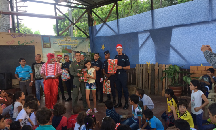 Fuerza Aérea Colombiana vive la navidad con niños de Cali