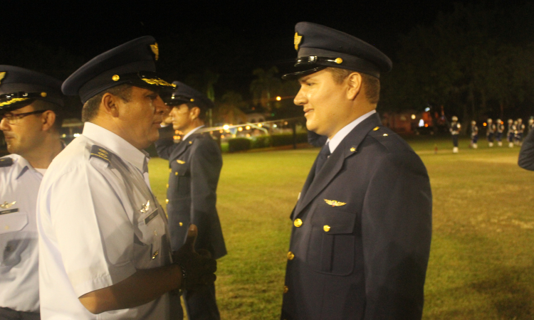 Oficiales Profesionales de la Reserva ascienden en el Comando Aéreo de Combate No. 4 