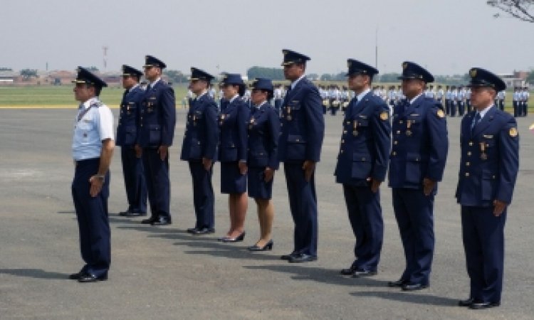 Fuerza Aérea celebra ascensos de oficiales en Cali