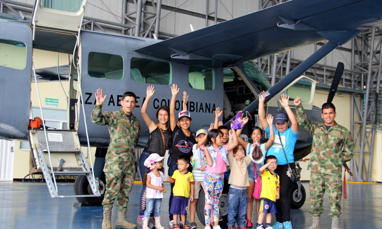 Niños y niñas de Leticia cumplen el sueño de ser Pilotos por un día