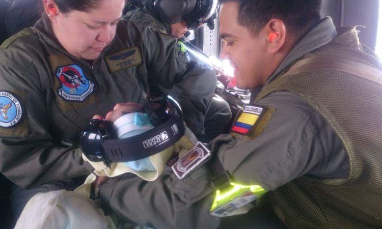 Aeronaves de la Fuerza Aérea salvan la vida de una mujer y su bebé recién nacid