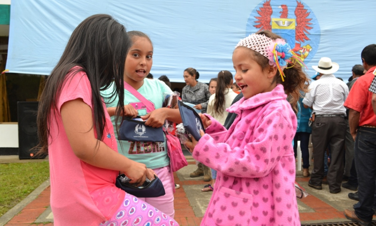 600 niños de El Calvario y San Juanito recibirán kits escolares donados por la Fuerza Aérea