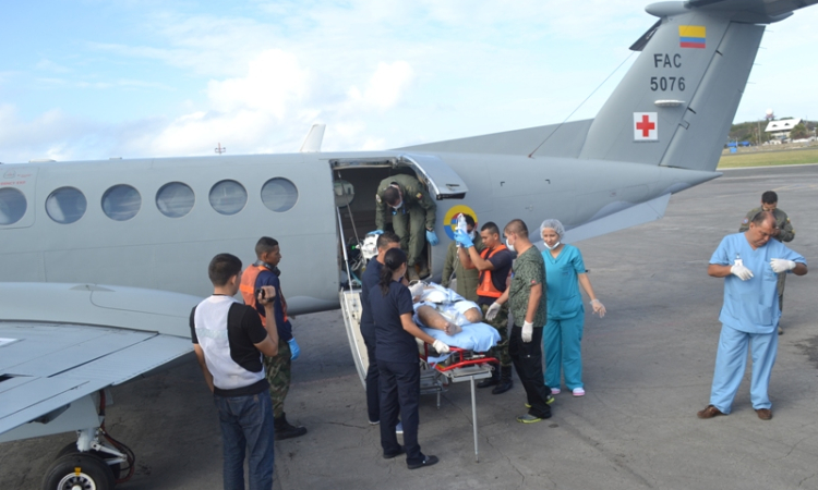 Fuerza Aérea traslada un adulto mayor en grave estado de salud