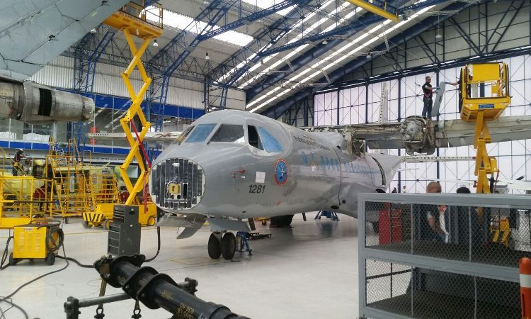 Por primera vez se realiza inspección mayor a un avión Casa-295 en Colombia