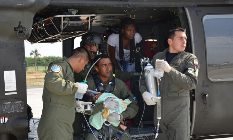 Fuerza Aérea Colombiana salva la vida de un bebé de 2 meses de nacido