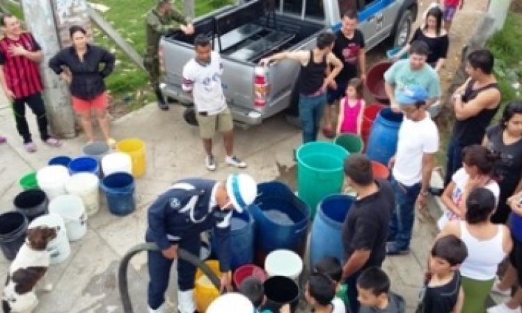  Trabajando de la mano para combatir la escasez de agua