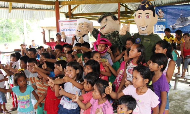 Fuerzas Militares y Policía Nacional llevan alegría a niños indígenas de San Juan de Atacuari, Amazonas