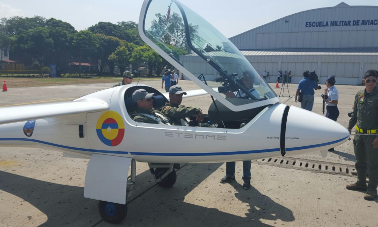 Comandante Fuerza Aérea vuela Planeador Stemme S-10 VT