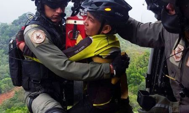 Fuerza Aérea Colombiana salva la vida de siete deportistas en Villavicencio