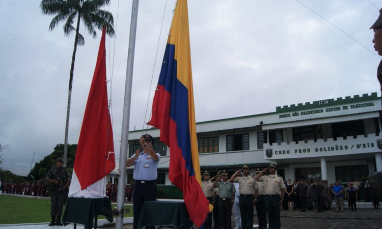 Fuerza Aérea Colombiana rinde homenaje a los símbolos patrios en izada de pabellón tripartita