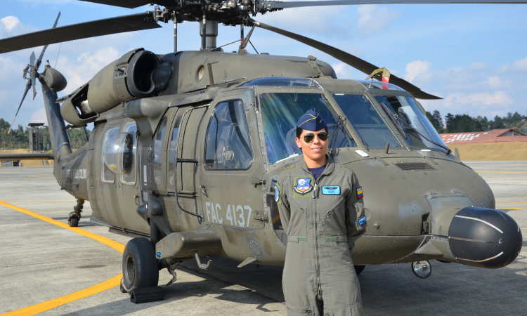 Primera mujer piloto del helicóptero UH-60 Black Hawk de la Fuerza Aérea Colombiana