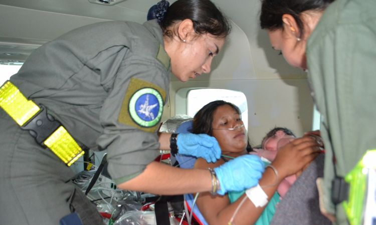 Bebé indígena nació en avión de la Fuerza Aérea 