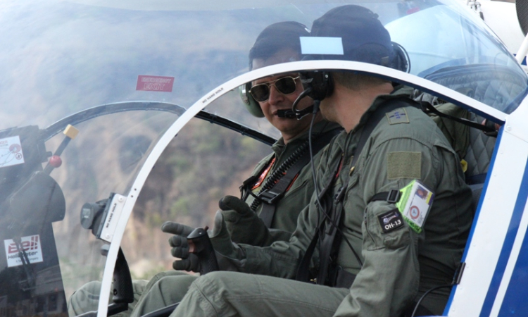 Comandante de la Fuerza Aérea voló helicóptero OH-13  