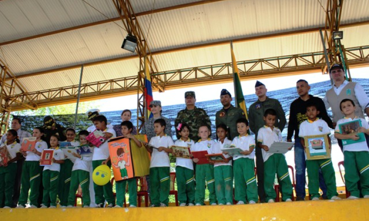 Fuerza Aérea y Bancolombia se unen por la educación del Vichada 