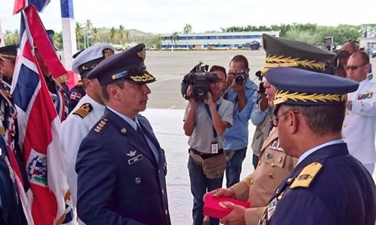 Comandante FAC es condecorado en aniversario de la Fuerza Aérea de República Dominicana 