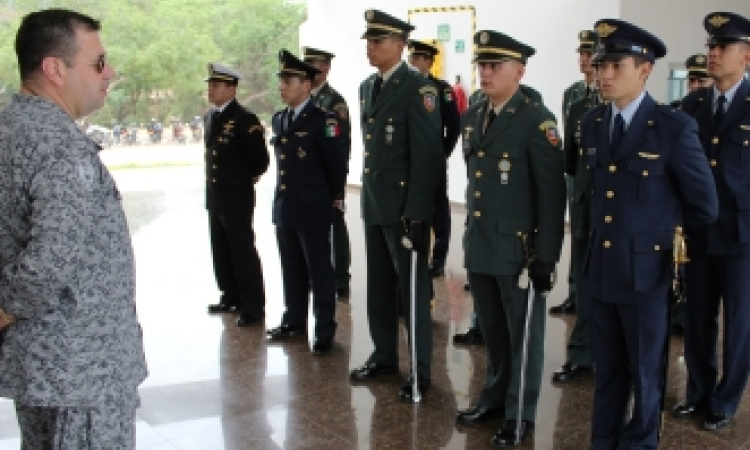 Oficiales mexicanos inician entrenamiento como pilotos en Colombia