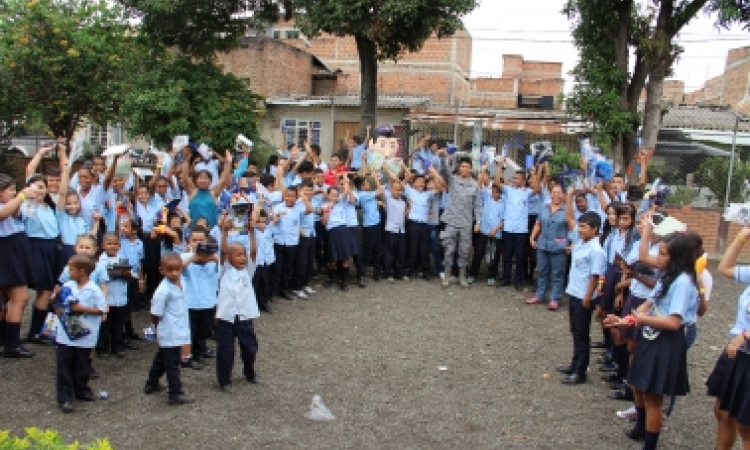 Fuerza Aérea Colombiana apadrina colegio en el corregimiento de Juanchito en Palmira.