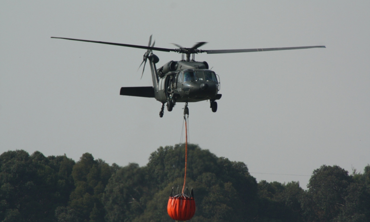 Fuerza Aérea coordina operación helicoportada para liquidar el fuego en los cerros de Bogotá