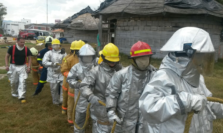 Fuerza Aérea entrena a nuevos Bomberos Aeronáuticos