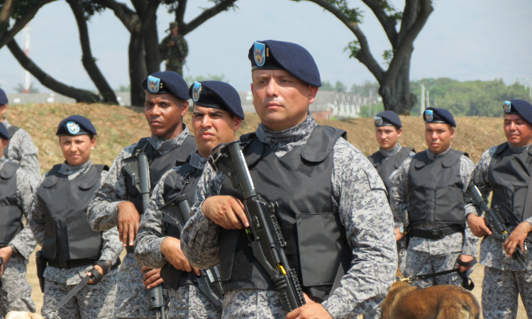 Imposición oficial de la Boina de la especialidad de Seguridad y Defensa de Bases Aéreas en Cali 