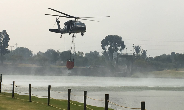 Dos helicópteros de la Fuerza Aérea Colombiana combaten incendios en Bogotá 